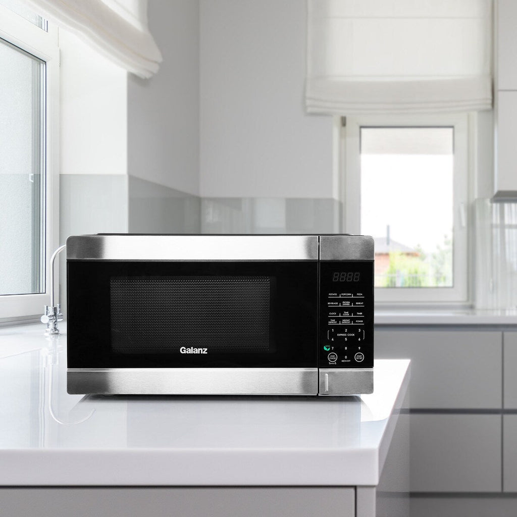 Four à micro-ondes de comptoir noir de 0,9 pi³ et 900 W avec cuisson express à une touche