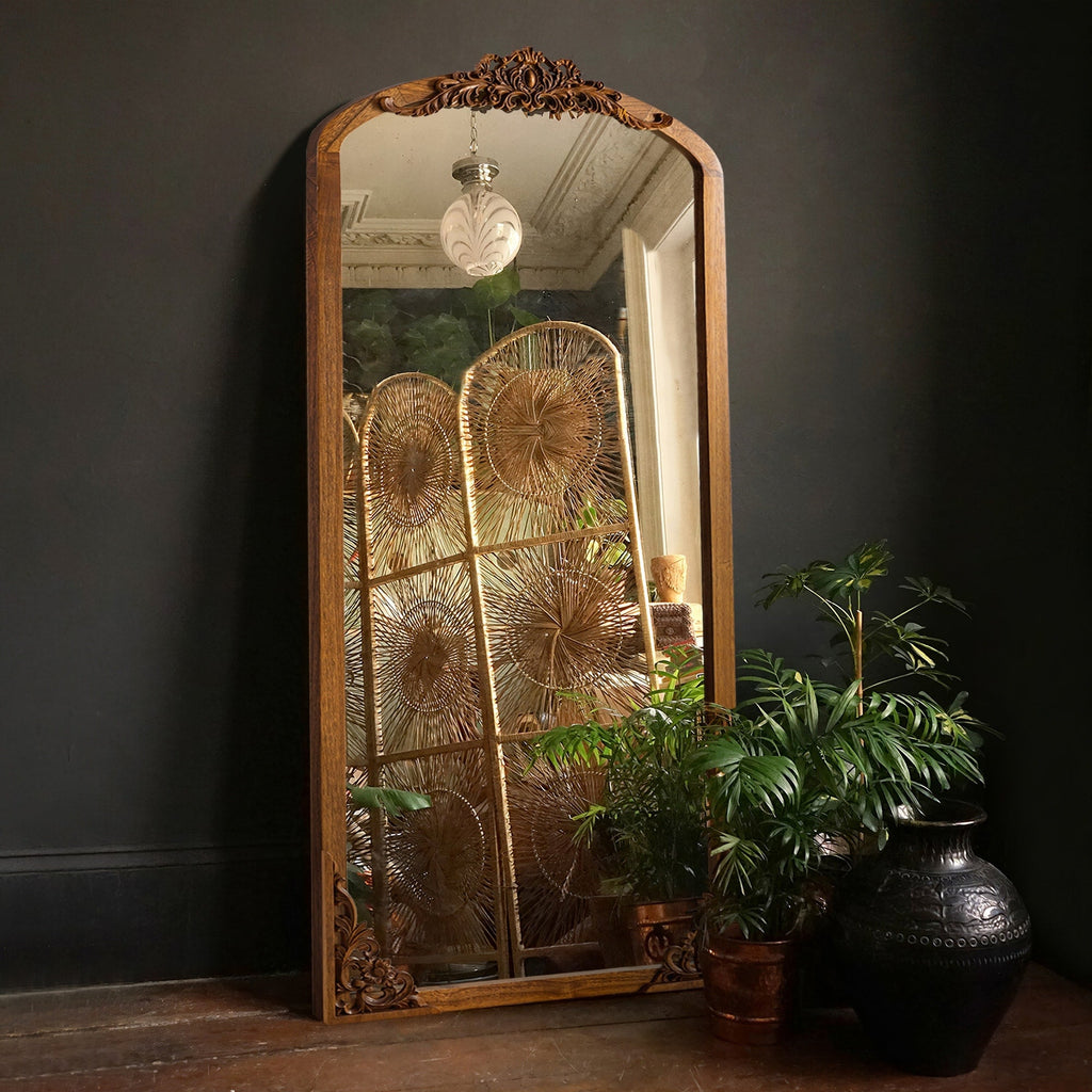 Miroir de sol sculpté en bois massif de forme arquée sur toute la longueur