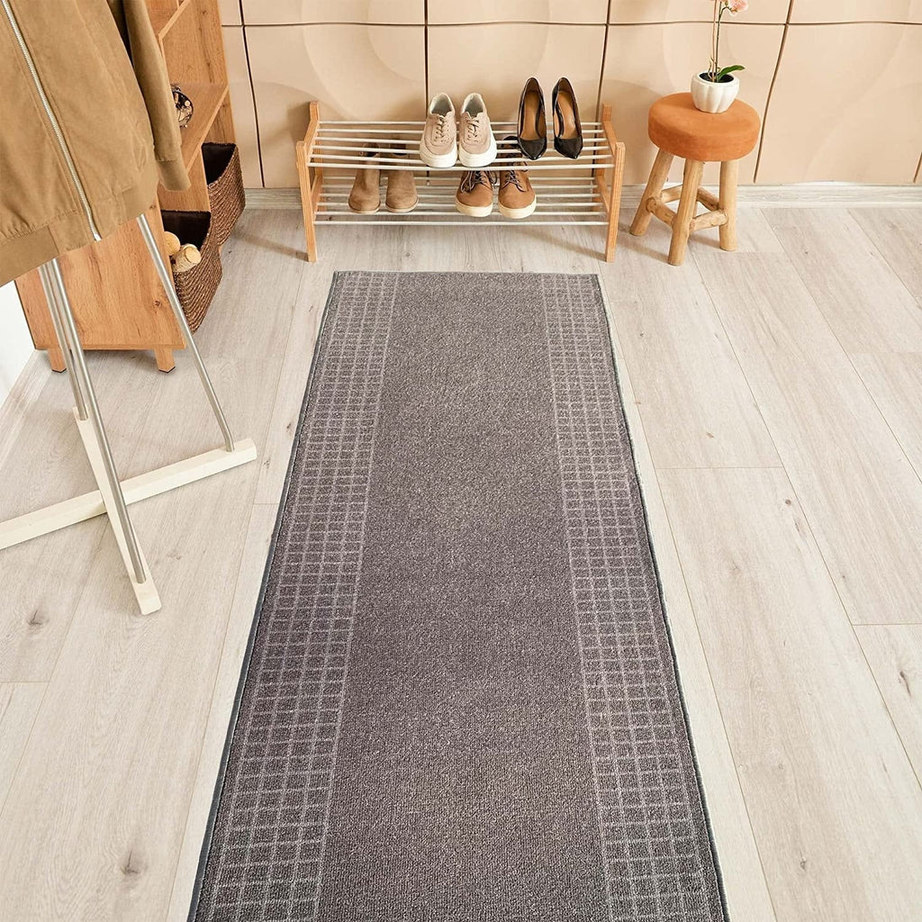 Tapis de couloir contemporain antidérapant à bordure à carreaux, 66 cm de large