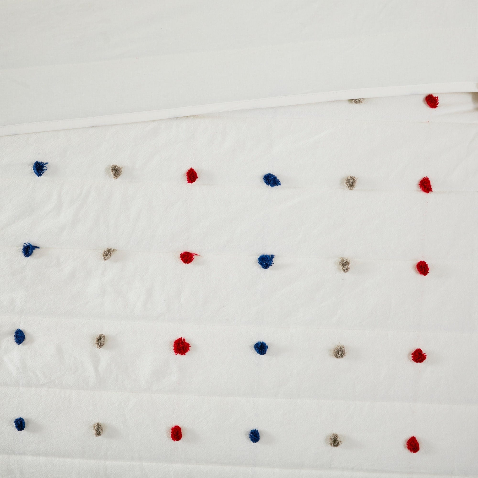 Intelligent Design Kids Ensley Pom Pom Cotton Jacquard Quilt Set with Throw Pillows