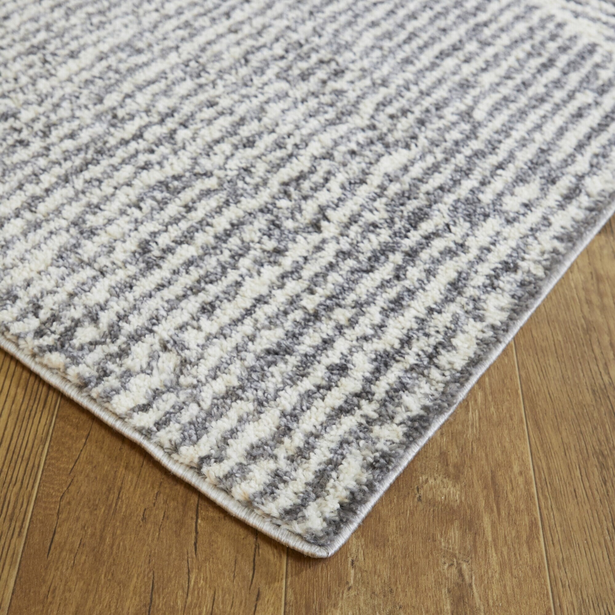 Tapis Larsen moderne à rayures variées