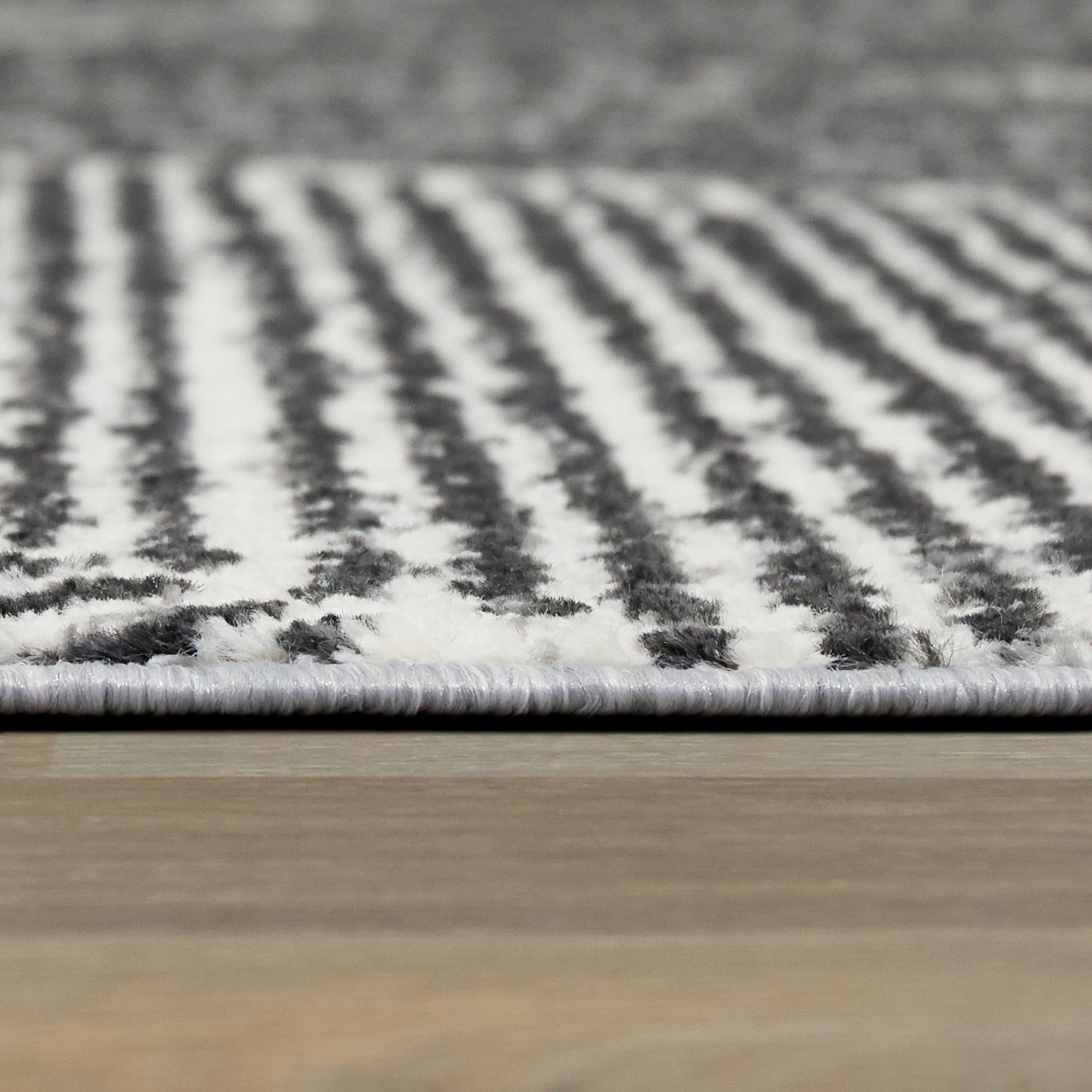 Tapis Larsen moderne à rayures variées