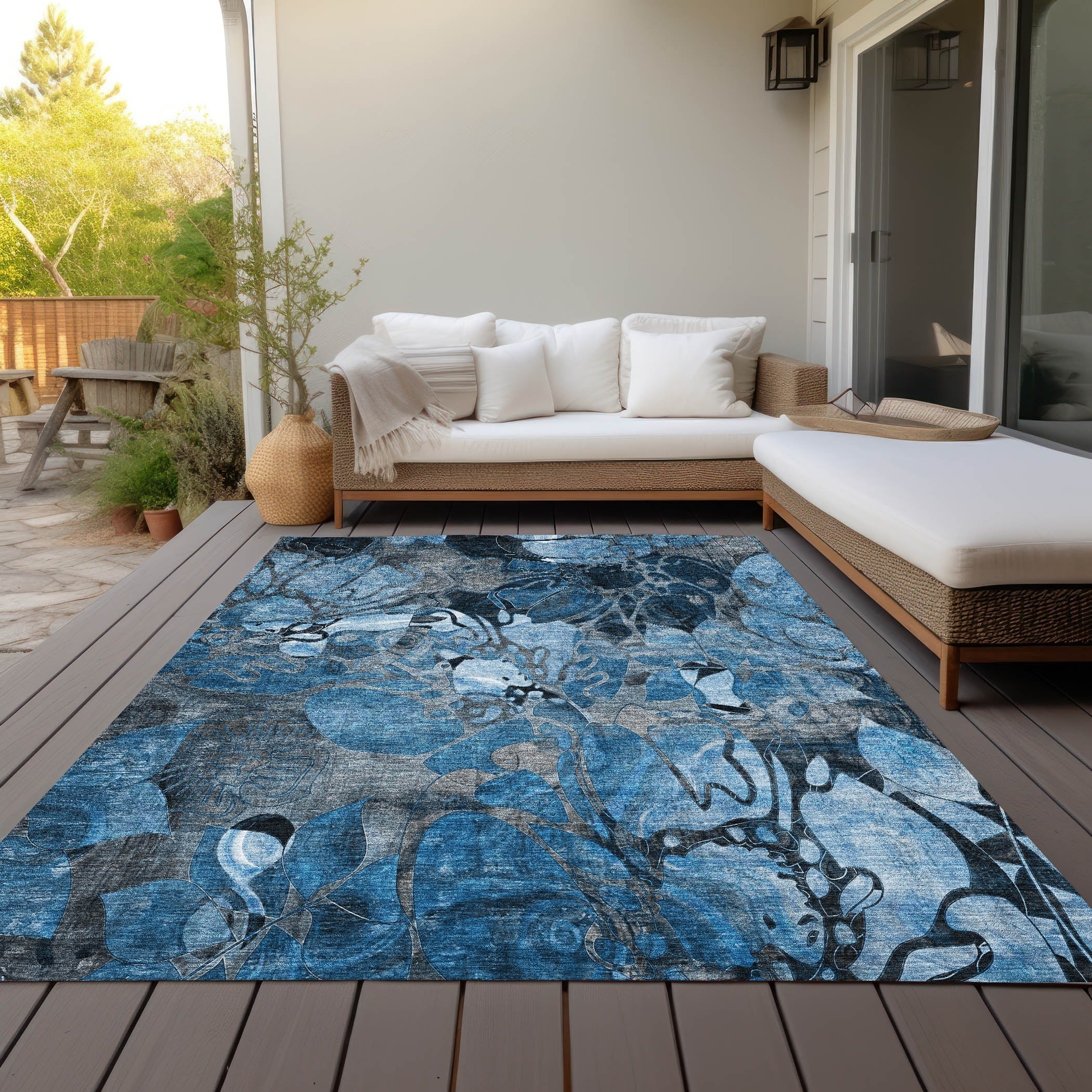 Machine Washable Indoor/ Outdoor Modern Floral Chantille Rug