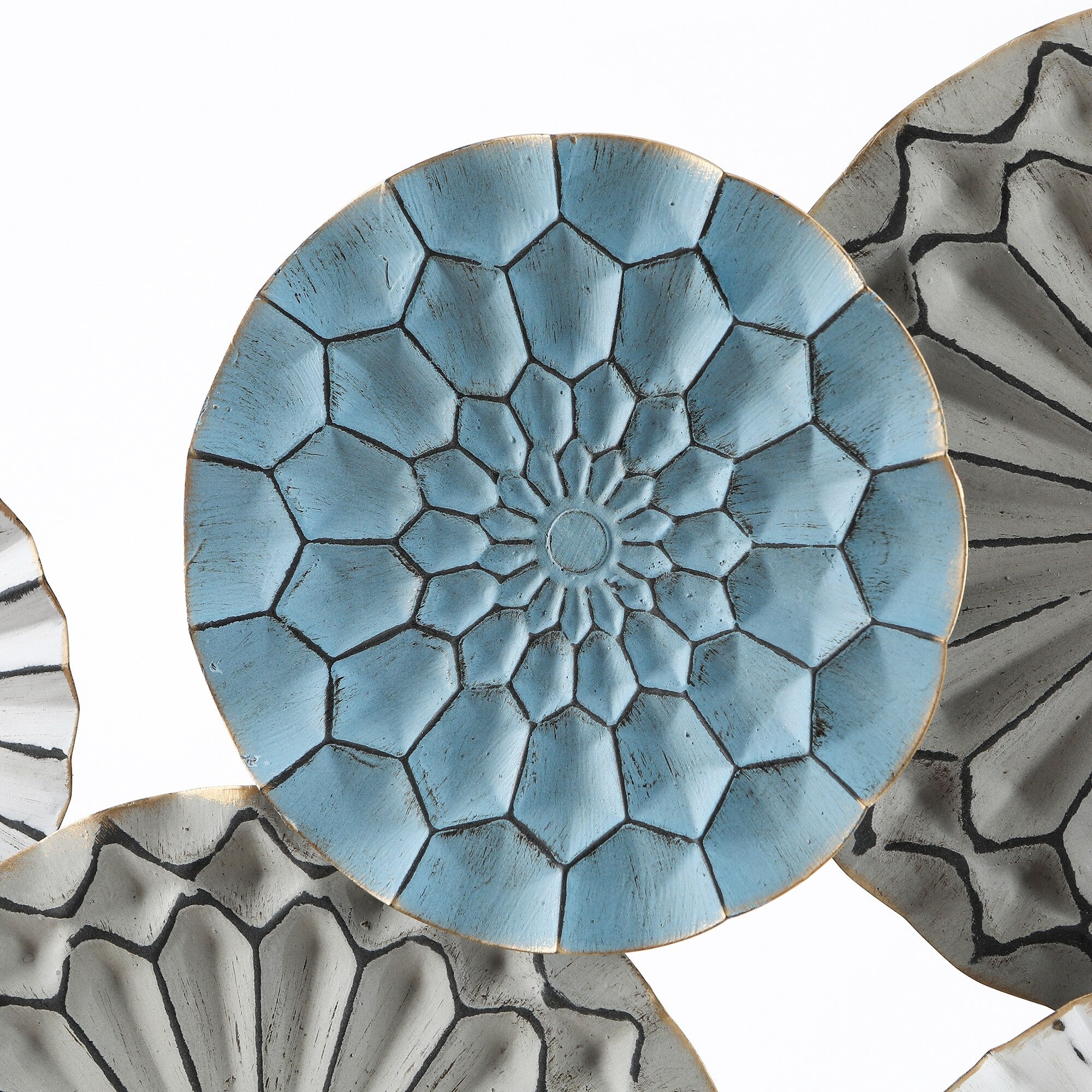 Décoration murale en métal multicolore avec assiettes florales superposées