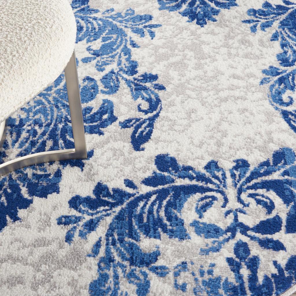 Tapis Nourison Whimsicle style campagne française, motif botanique, ivoire et marine