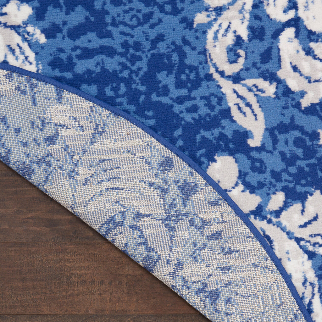 Tapis Nourison Whimsicle style campagne française, motif botanique, ivoire et marine