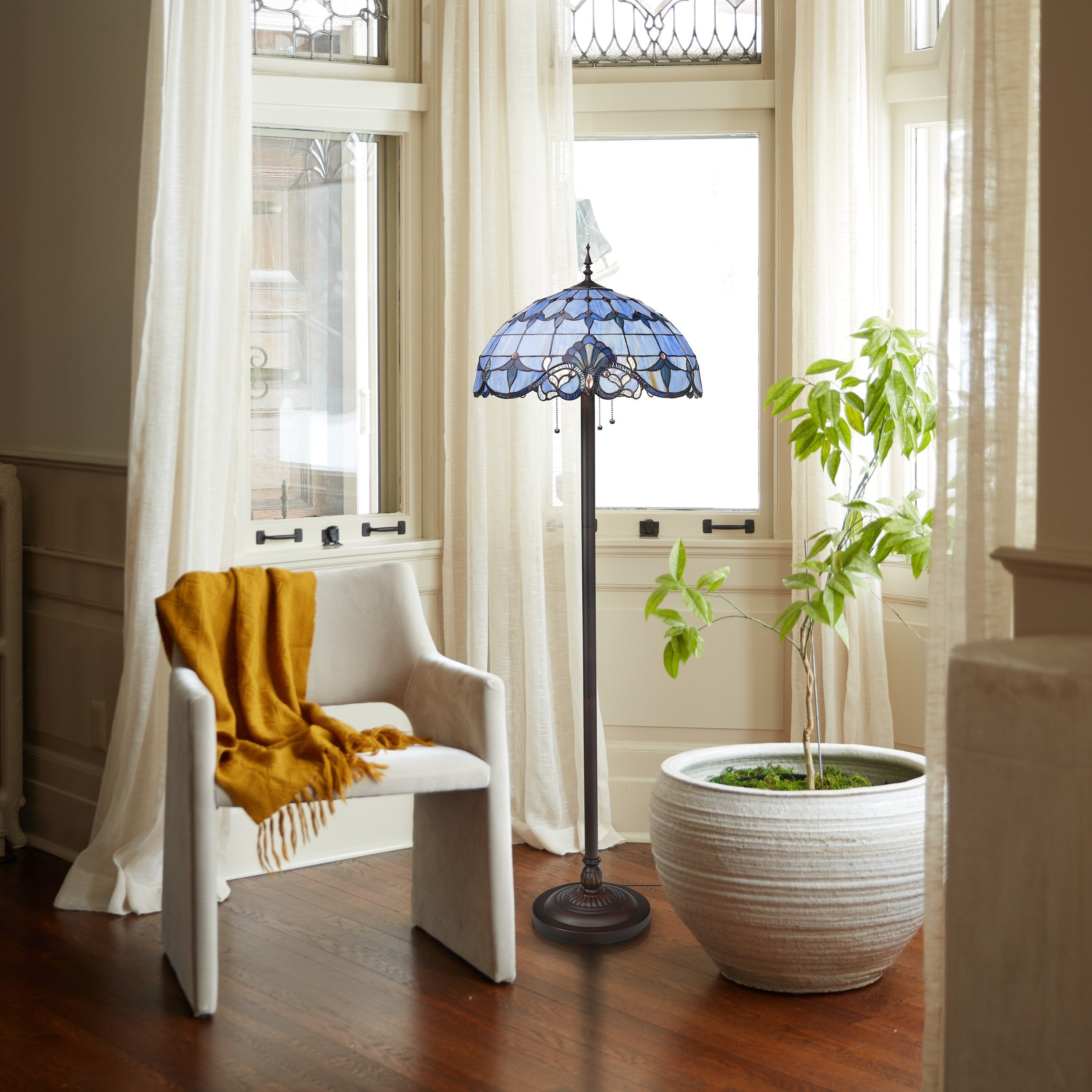 Lampadaire à 3 lumières en verre teinté et résine River of Goods Allistar, 64 pouces de hauteur, éclairage vers le bas - 20 L x 20 l x 64 H