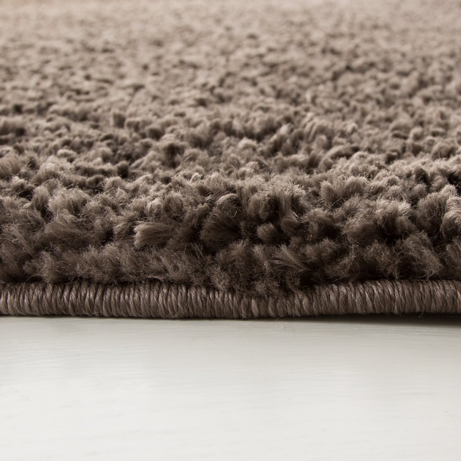 Tapis SAFAVIEH August Wilhelma Shag uni de 3 cm d'épaisseur