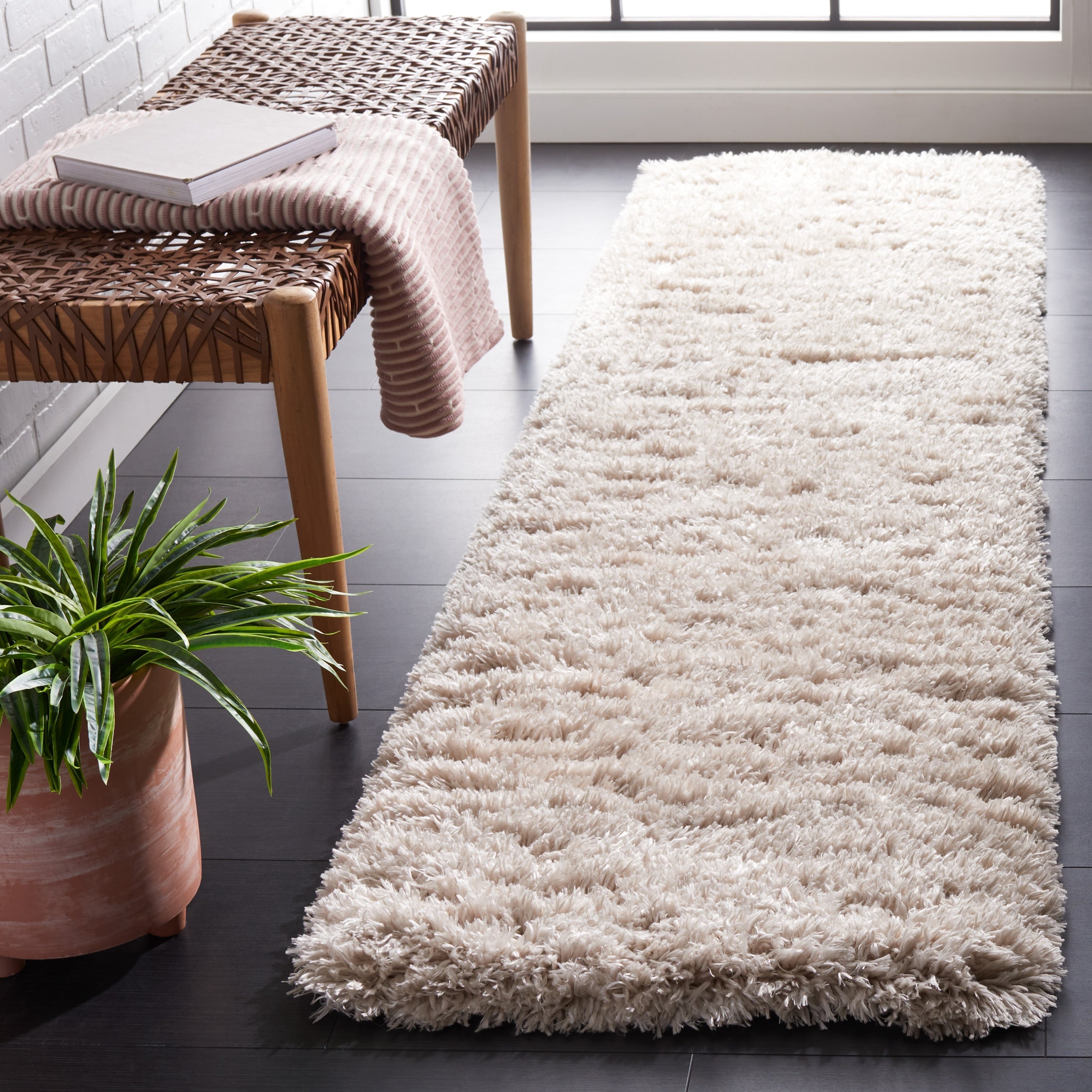 SAFAVIEH Flokati Shag Wynne 2.75-inch Thick Rug