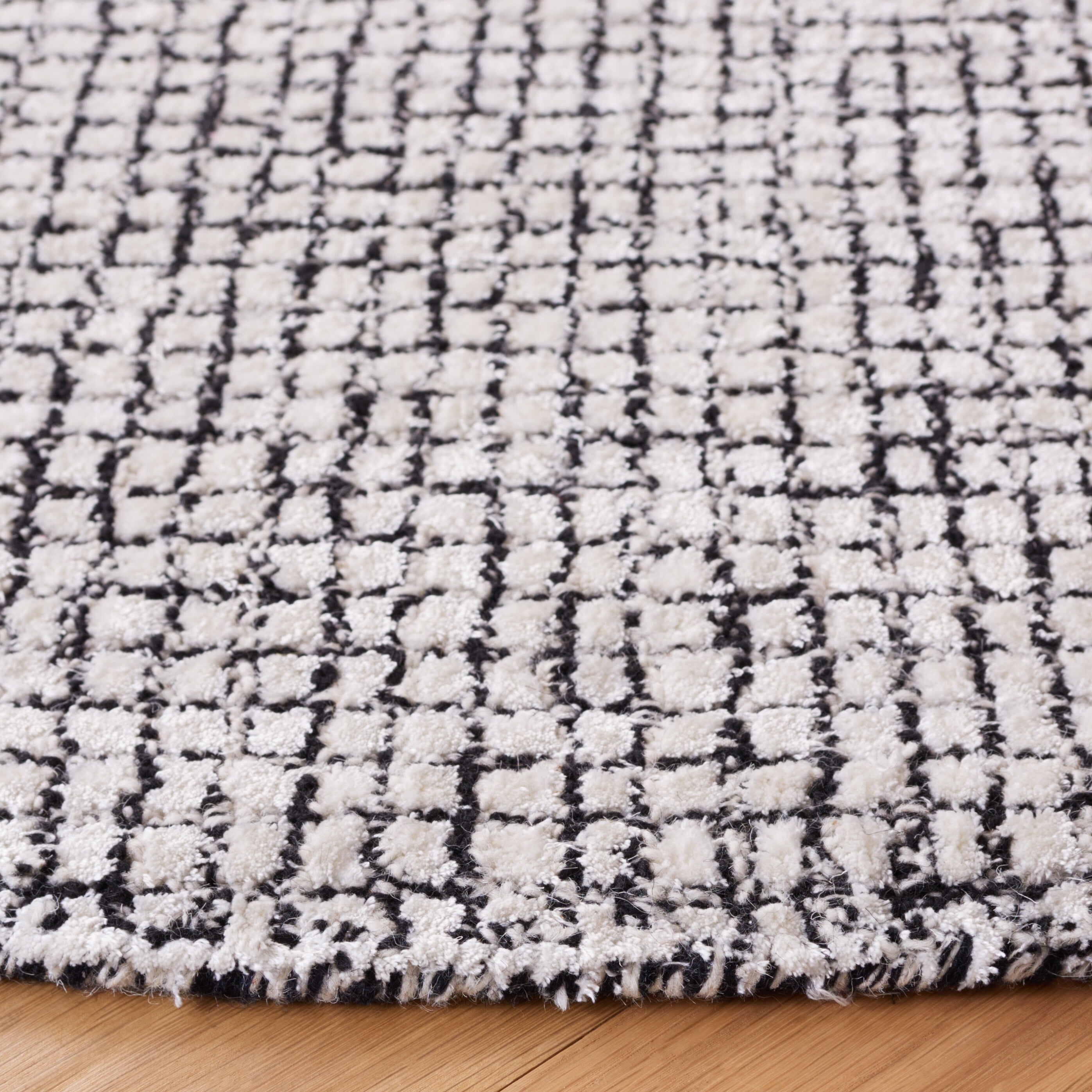 SAFAVIEH Handmade Abstract Marikka Modern Viscose Rug