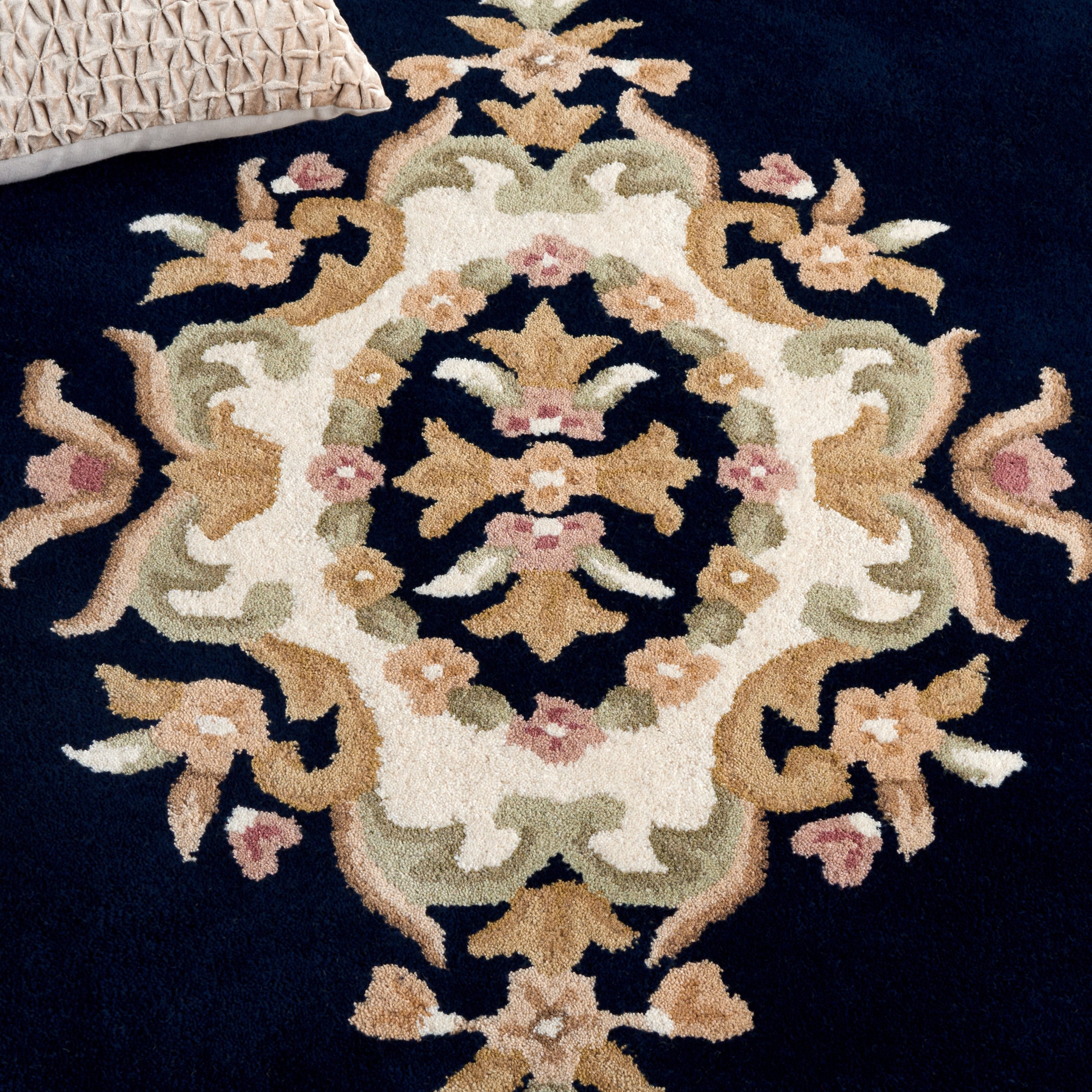 SAFAVIEH Handmade Aubusson Hale Traditional Wool Rug.