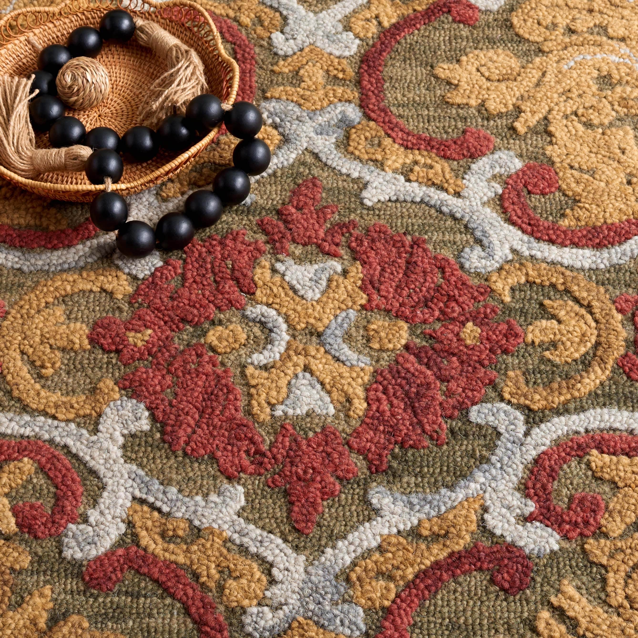 SAFAVIEH Handmade Blossom Porzia Floral Wool Rug