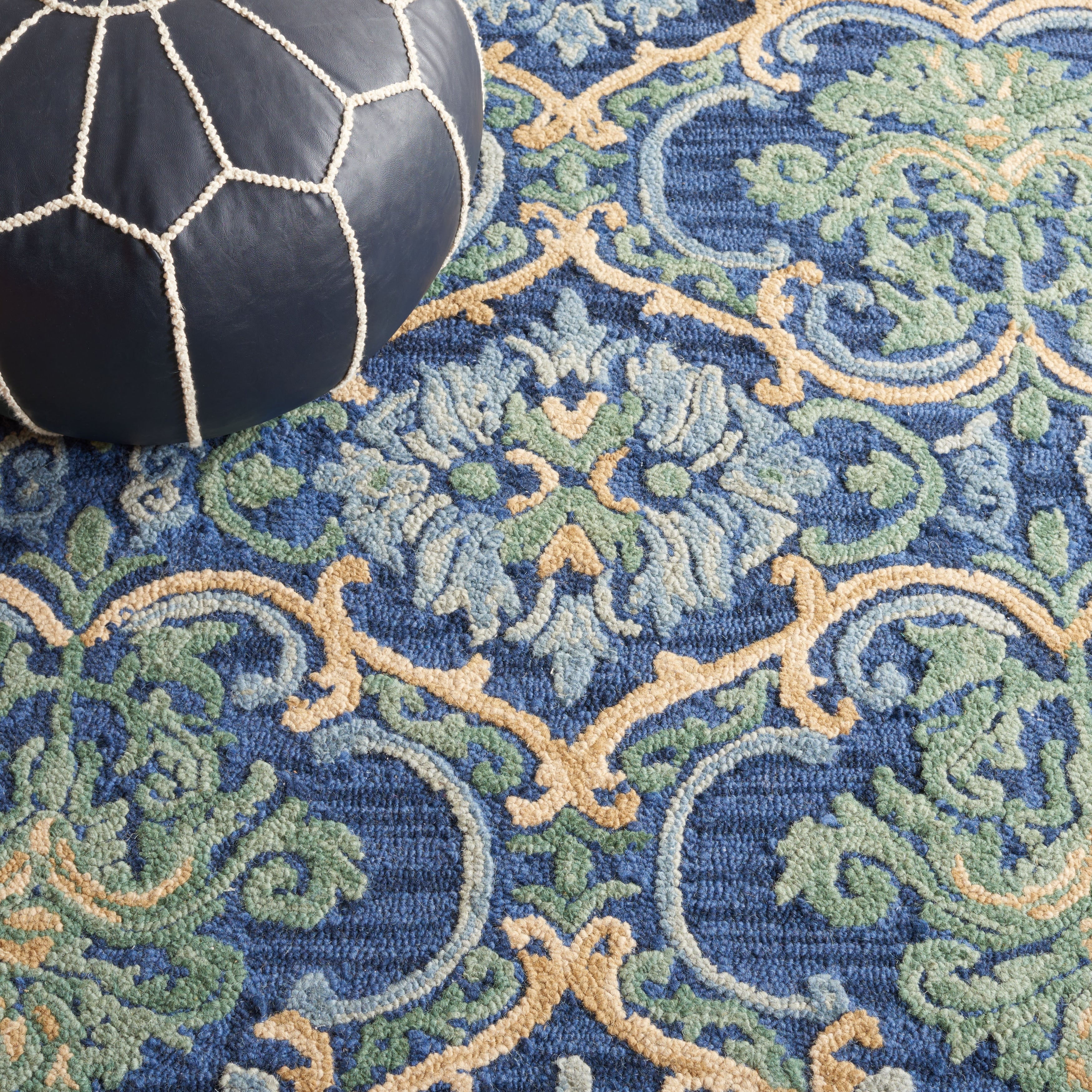 SAFAVIEH Handmade Blossom Porzia Floral Wool Rug