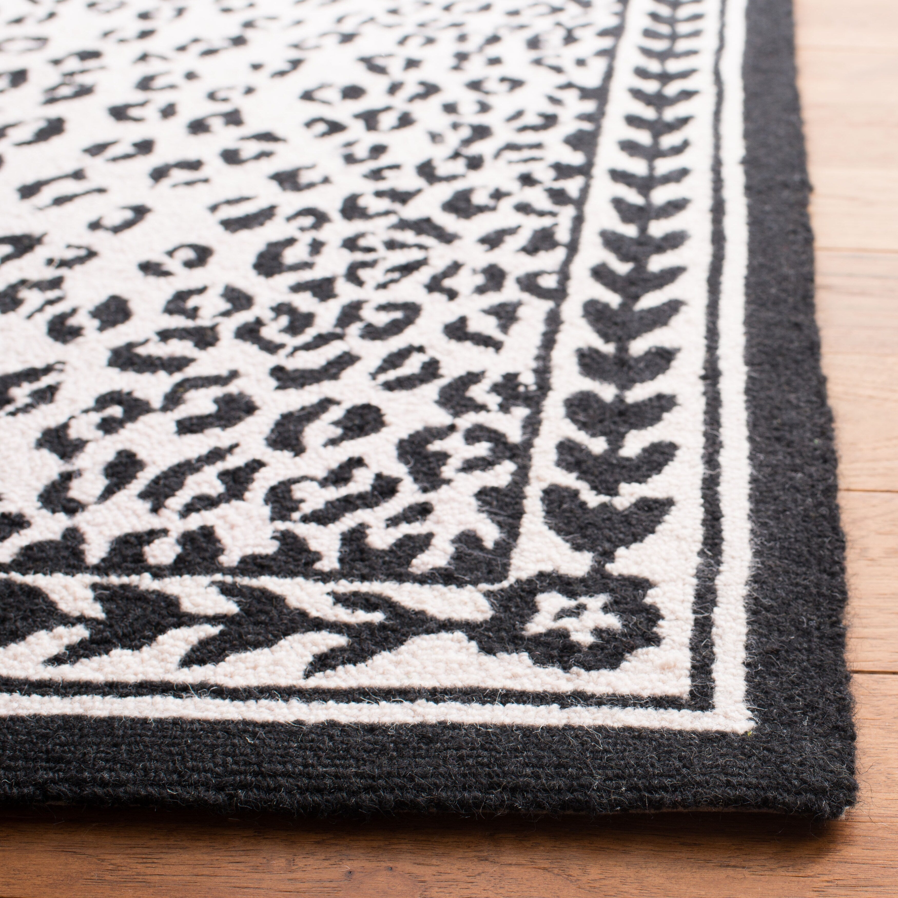SAFAVIEH Handmade Chelsea Solar Garden Leopard French Country Wool Rug