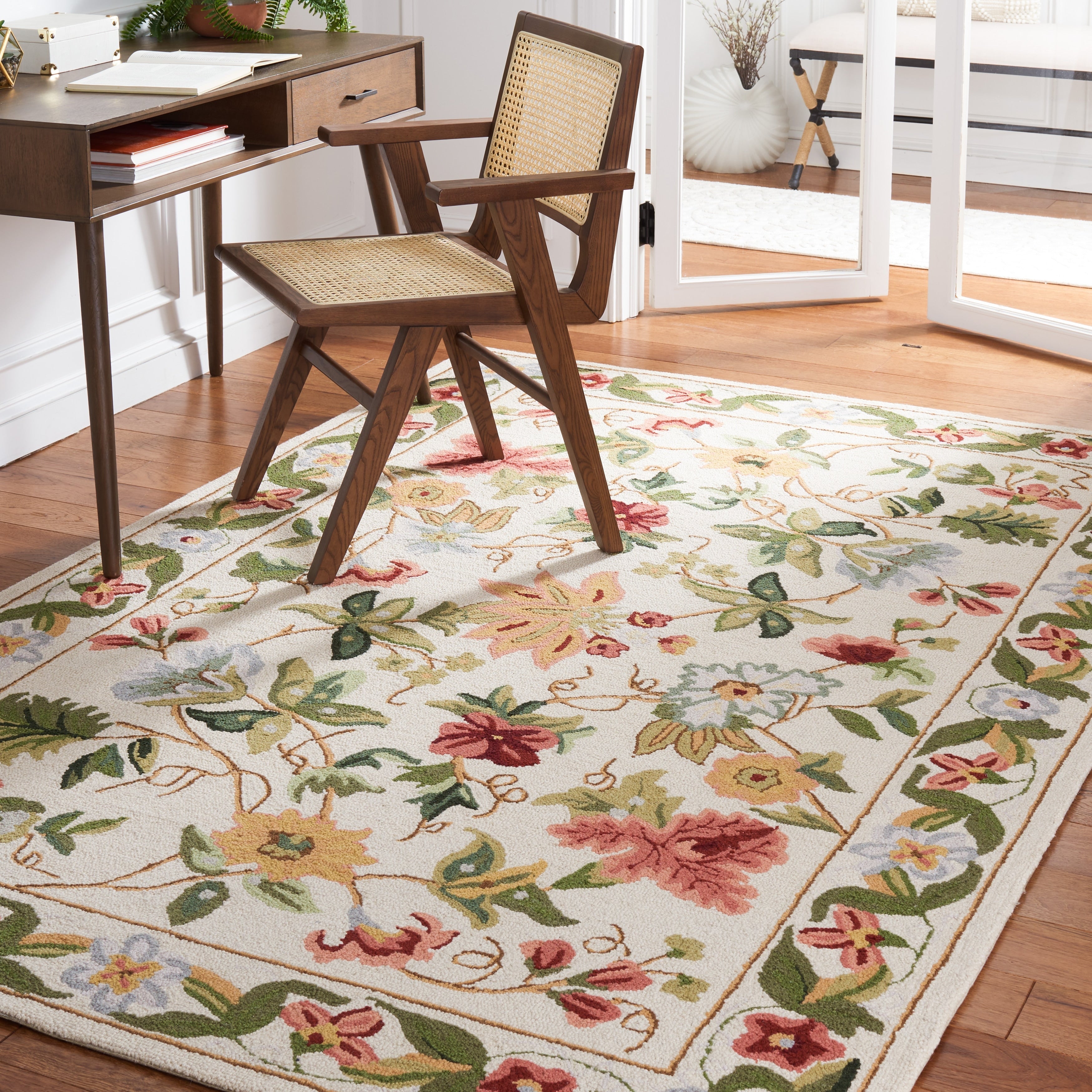 SAFAVIEH Handmade Chelsea Yauhenia French Country Floral Wool Rug
