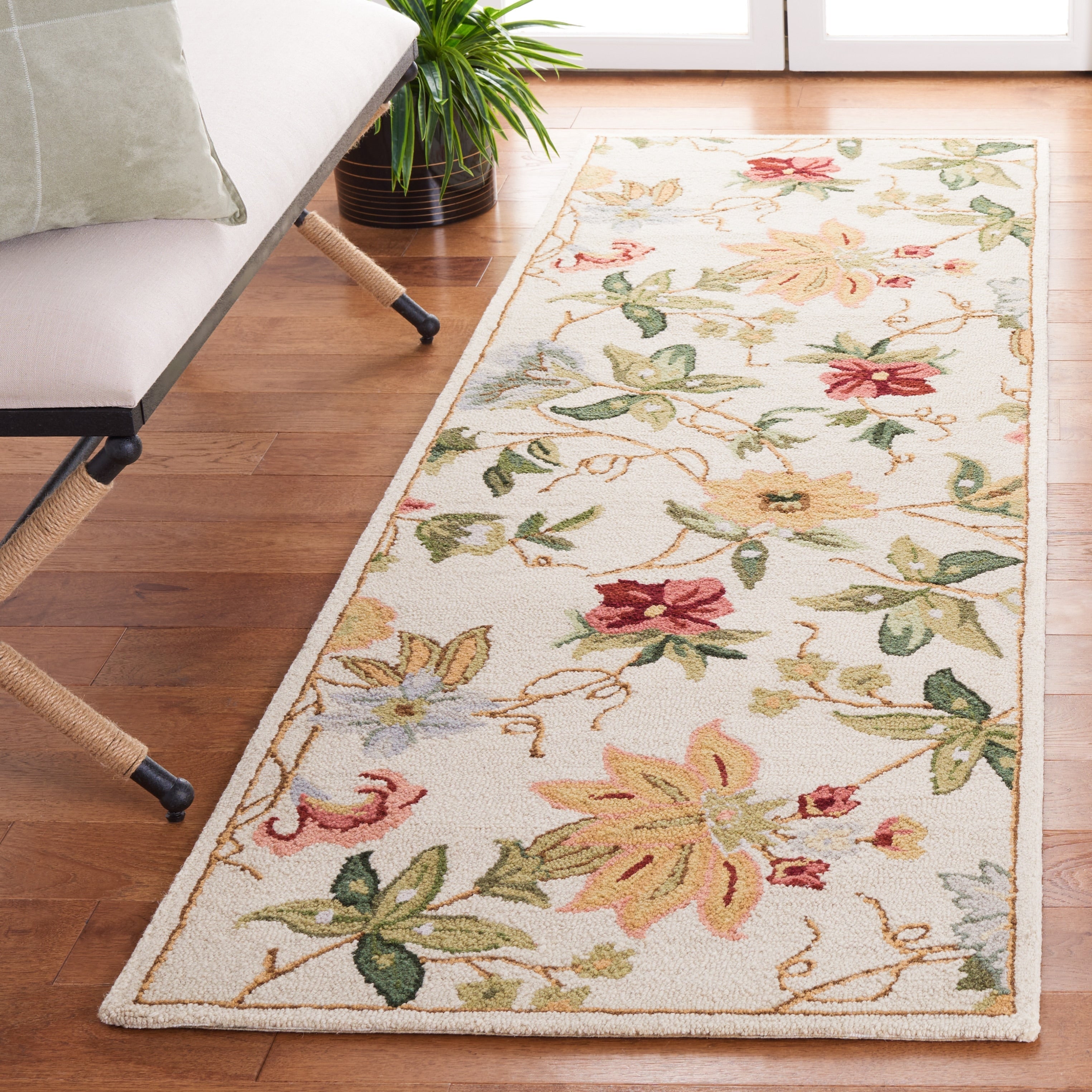 SAFAVIEH Handmade Chelsea Yauhenia French Country Floral Wool Rug