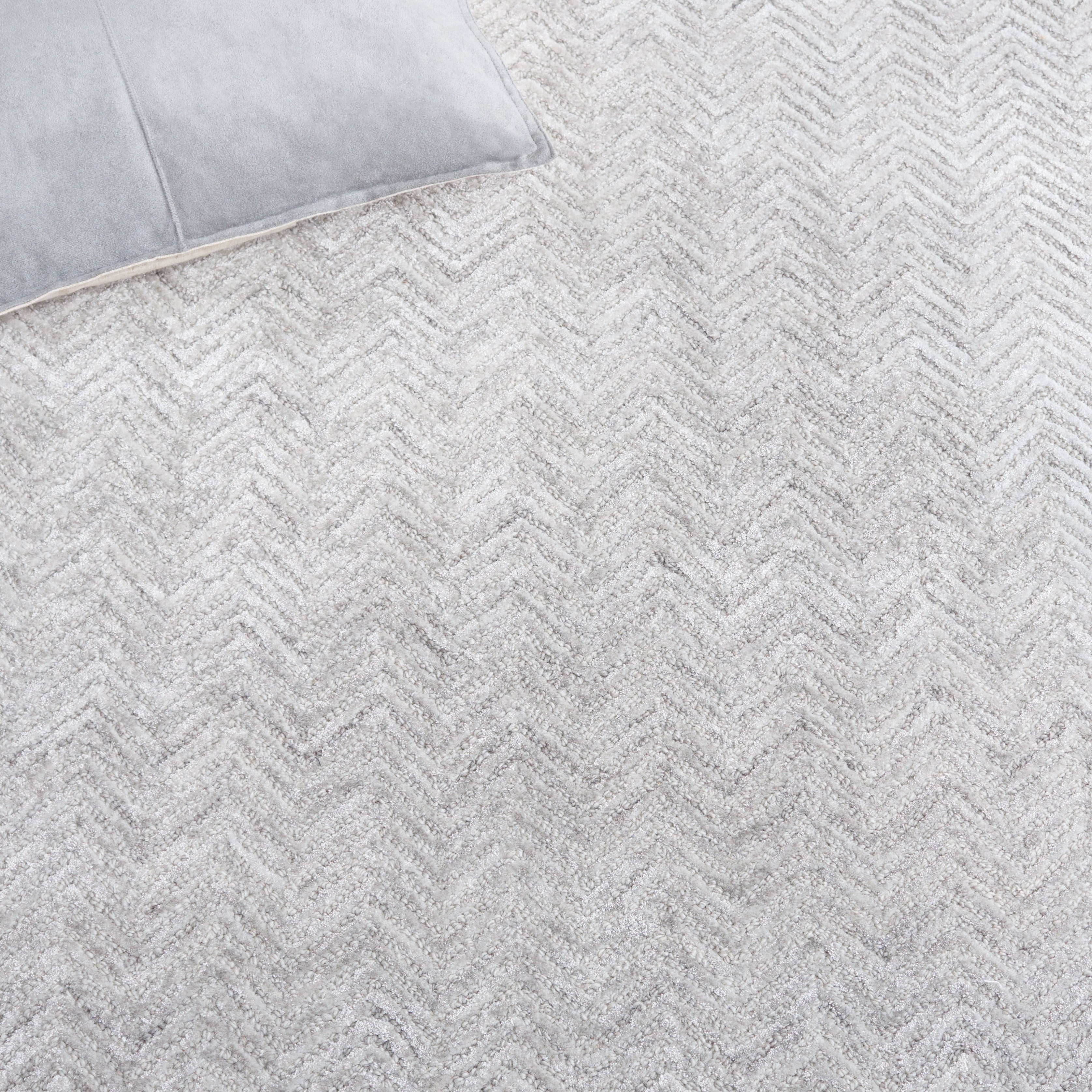 SAFAVIEH Handmade Glamour Ostilia Chevron Viscose Rug