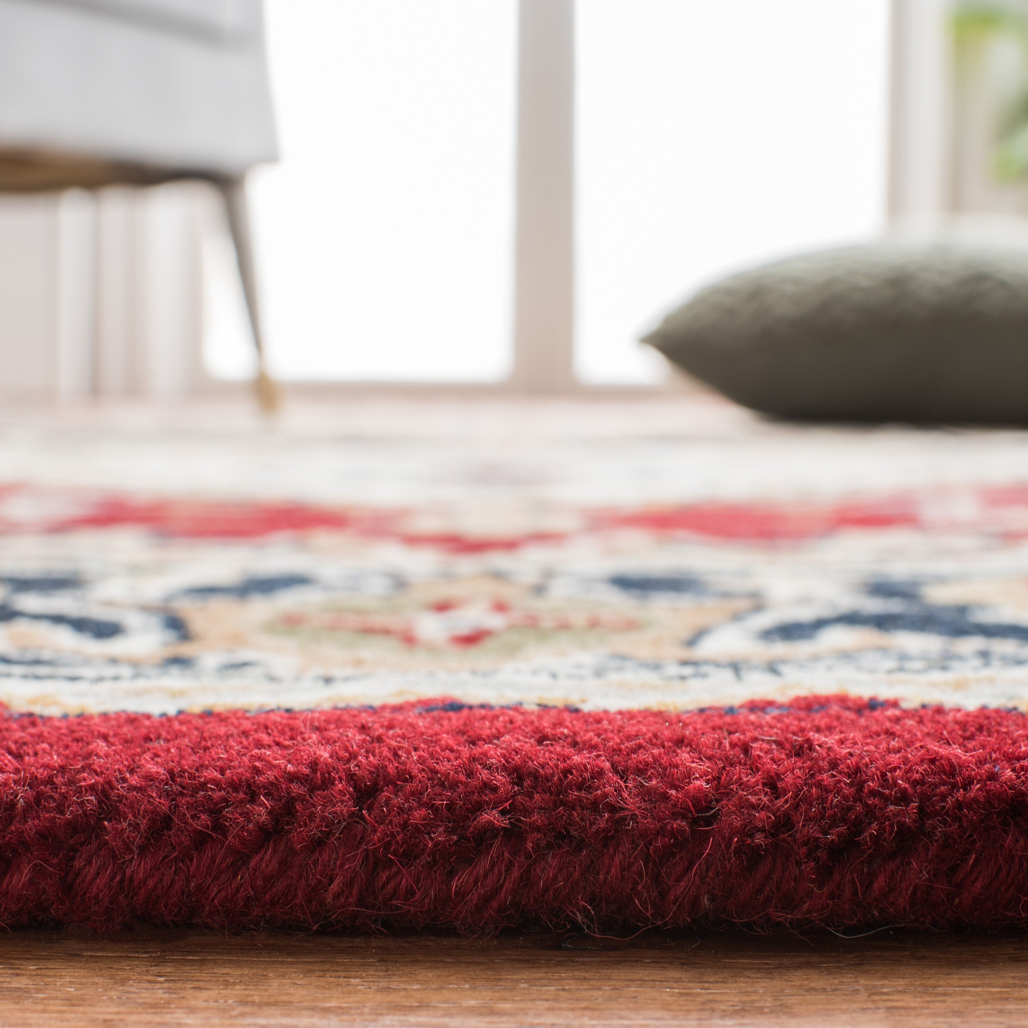 SAFAVIEH Handmade Heritage Carrol Traditional Oriental Wool Rug