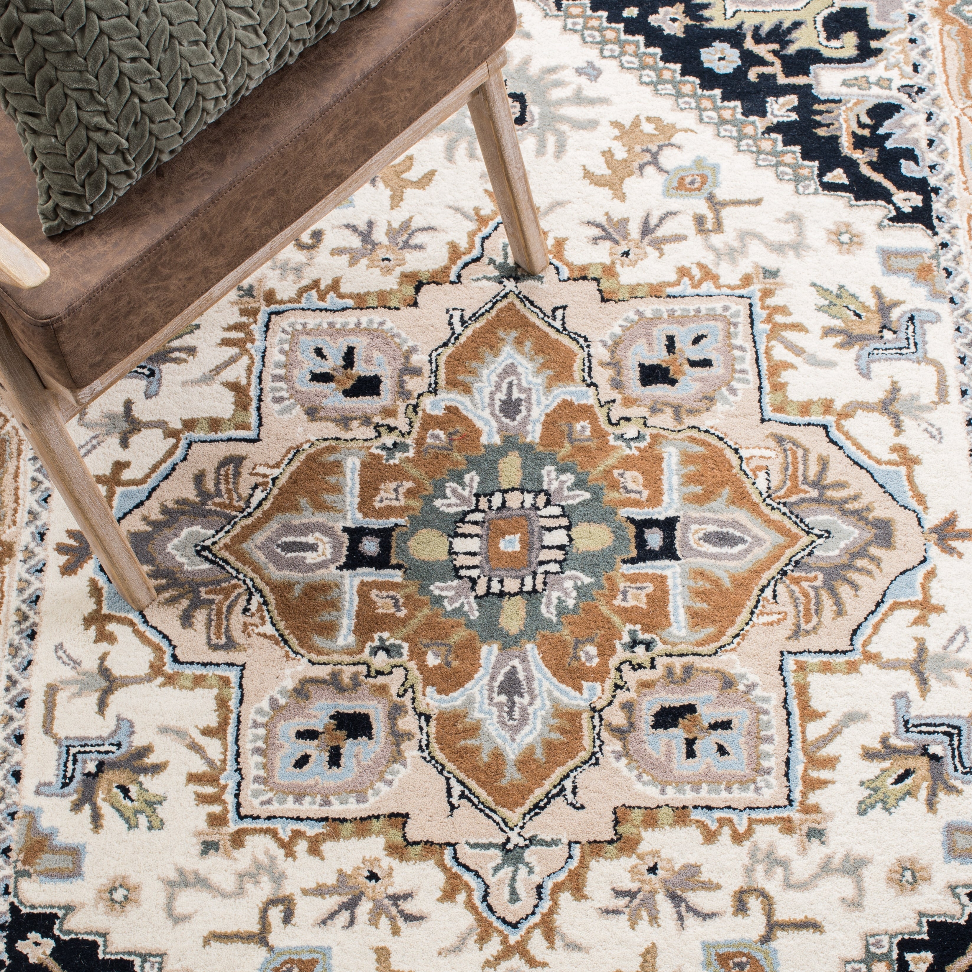 SAFAVIEH Handmade Heritage Carrol Traditional Oriental Wool Rug