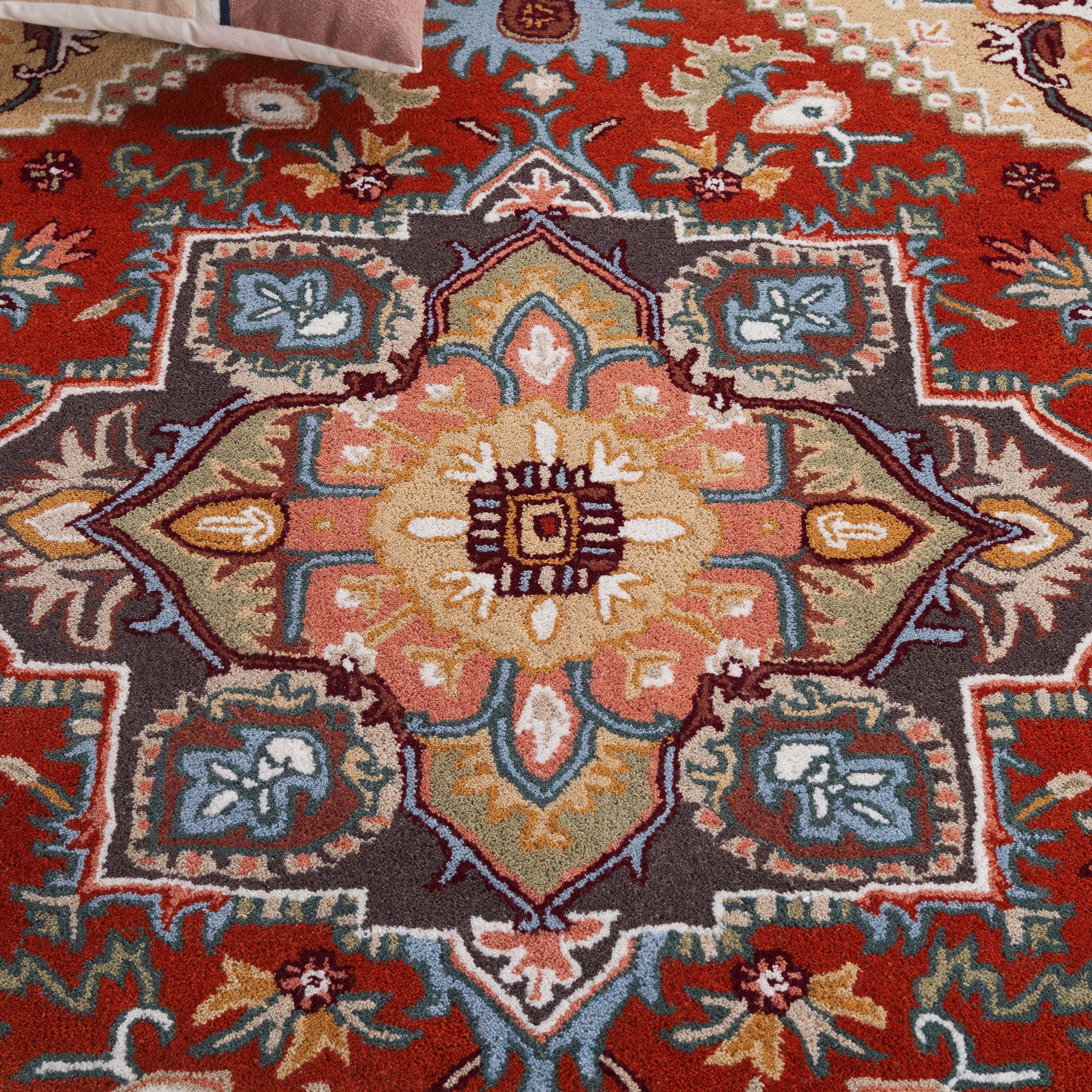 SAFAVIEH Handmade Heritage Carrol Traditional Oriental Wool Rug