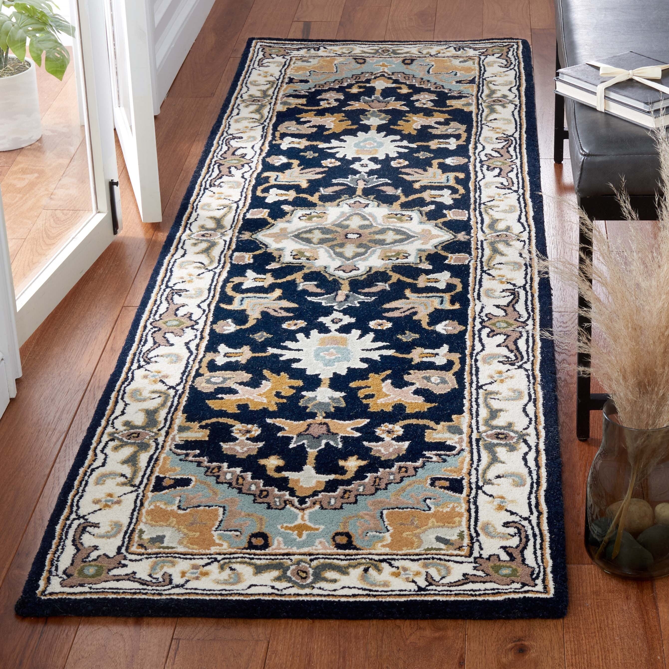 SAFAVIEH Handmade Heritage Carrol Traditional Oriental Wool Rug