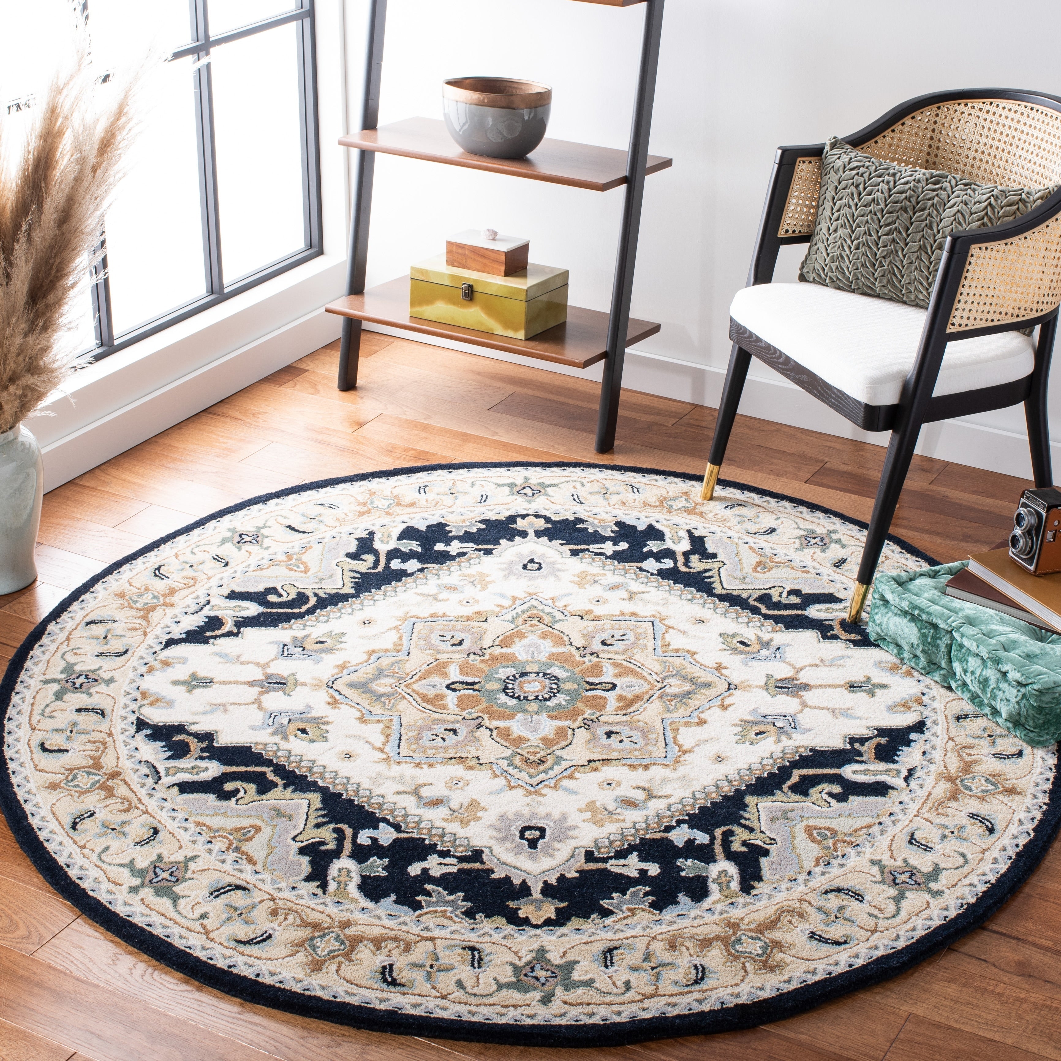 SAFAVIEH Handmade Heritage Carrol Traditional Oriental Wool Rug