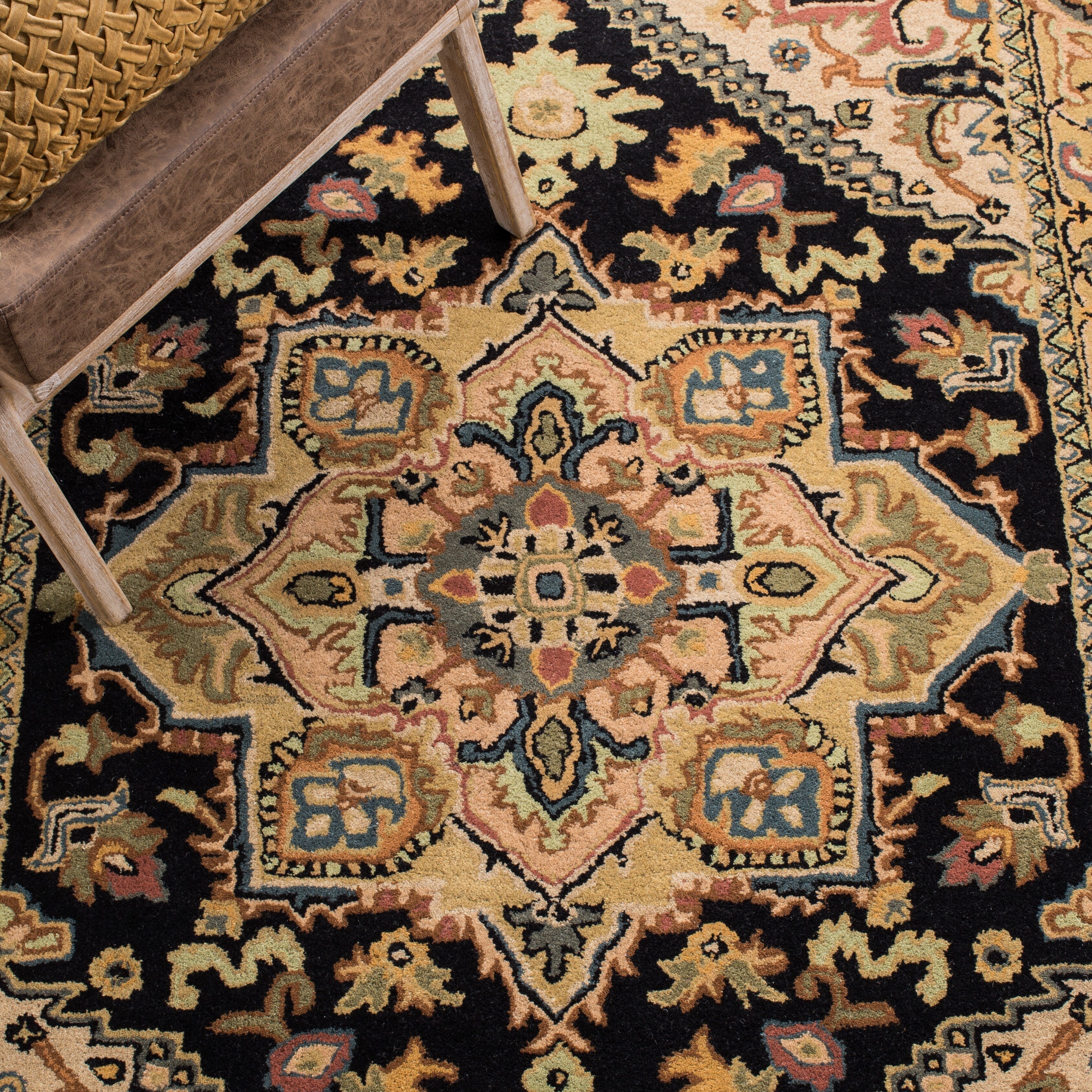 SAFAVIEH Handmade Heritage Carrol Traditional Oriental Wool Rug