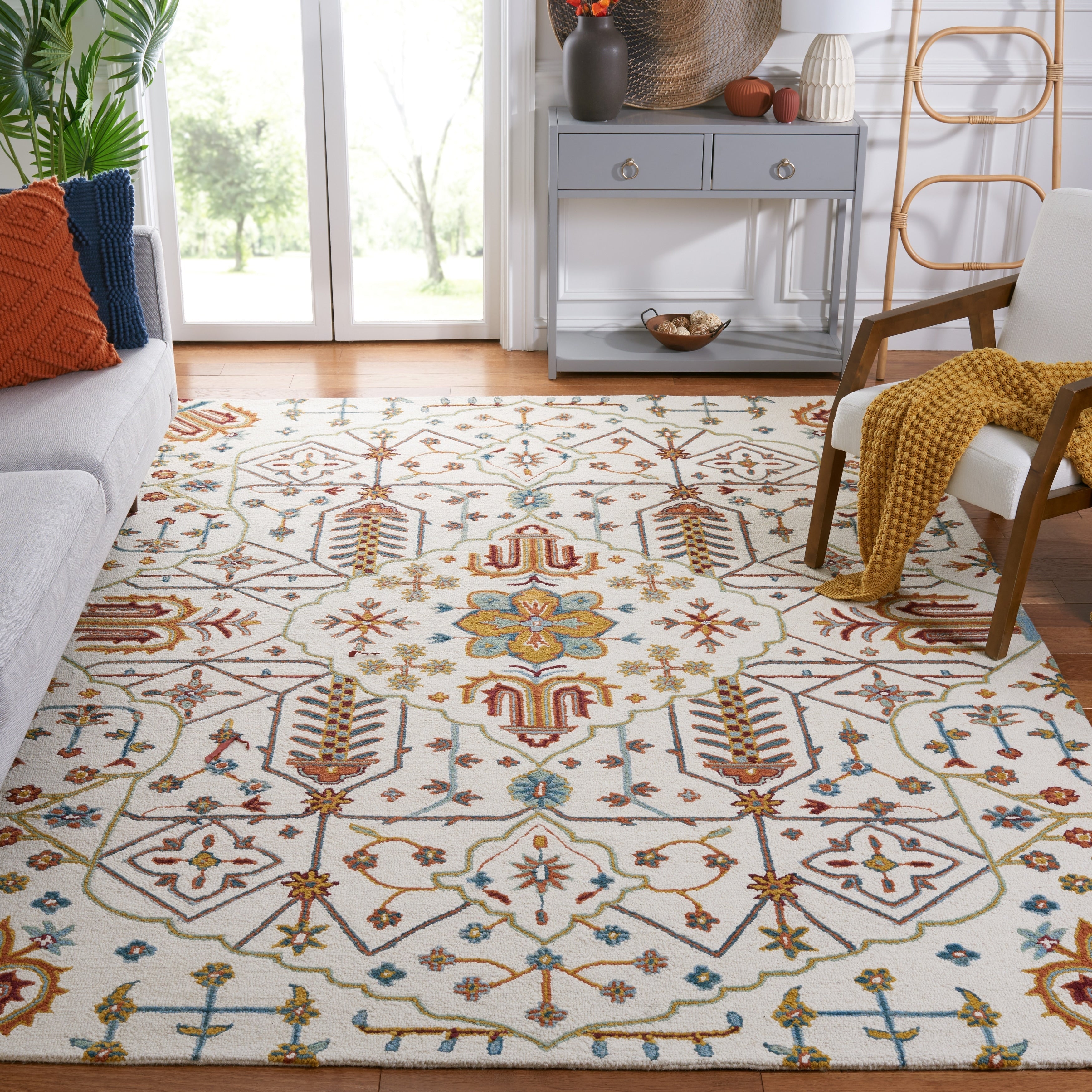 SAFAVIEH Handmade Heritage Snjolaug Floral Wool Rug