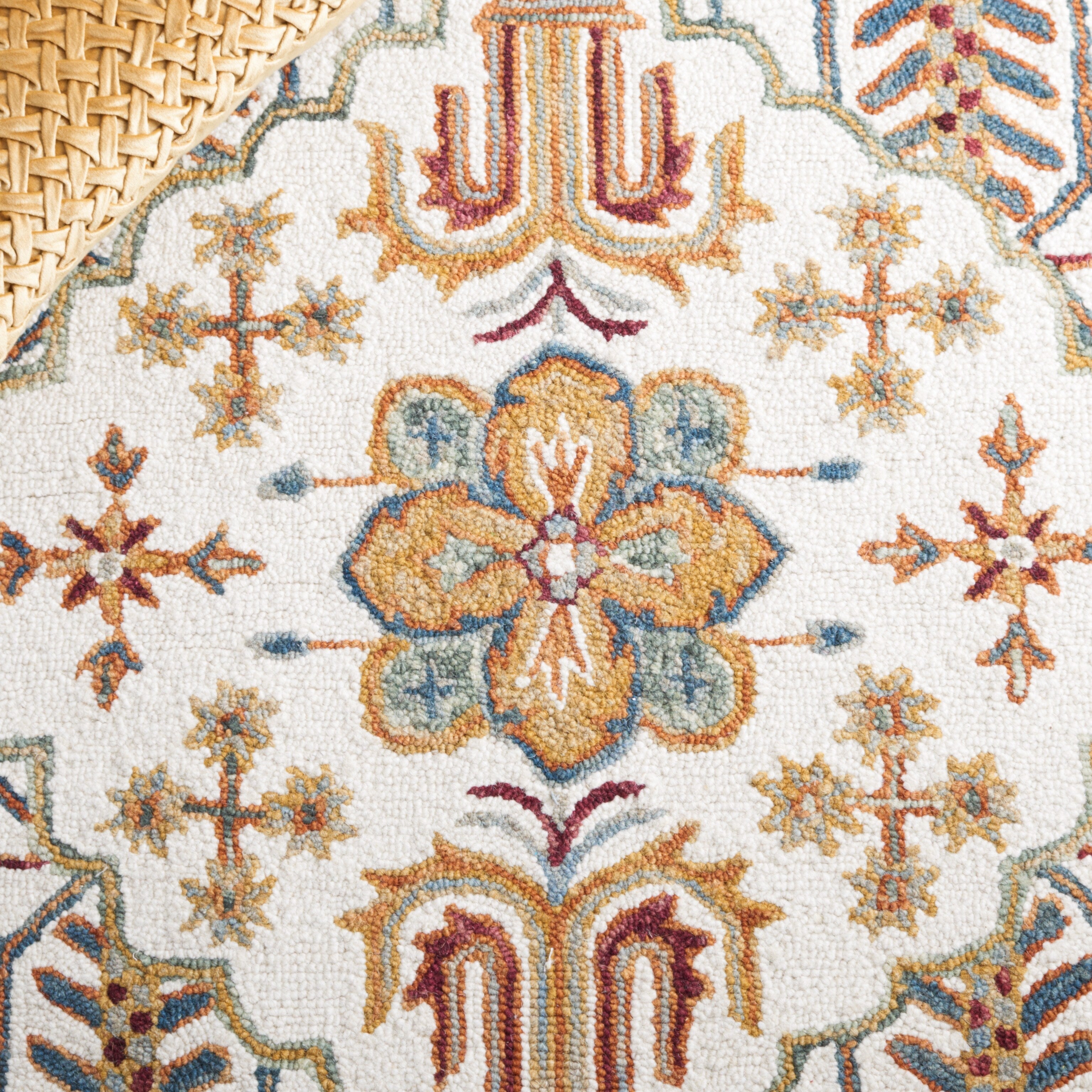 SAFAVIEH Handmade Heritage Snjolaug Floral Wool Rug