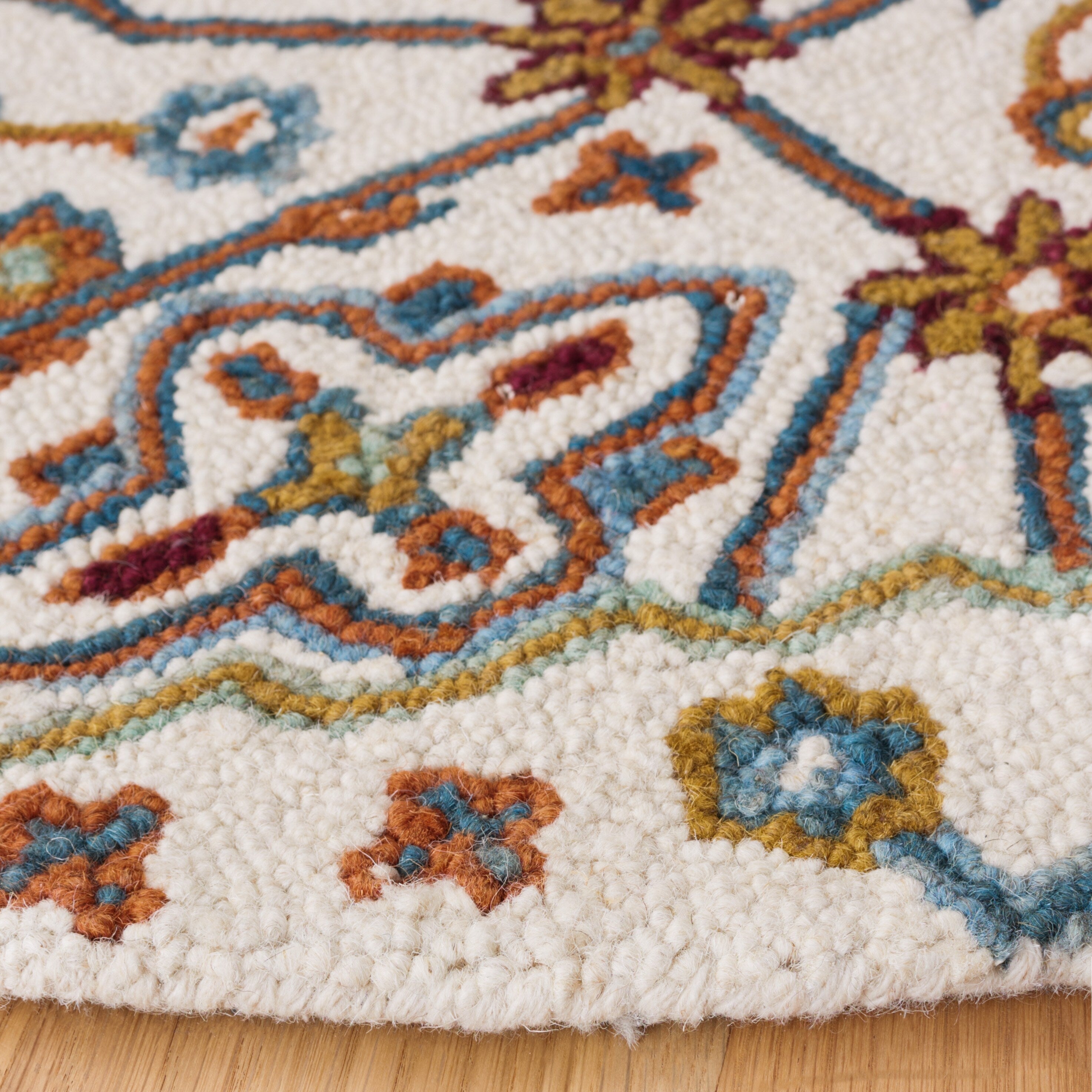 SAFAVIEH Handmade Heritage Snjolaug Floral Wool Rug