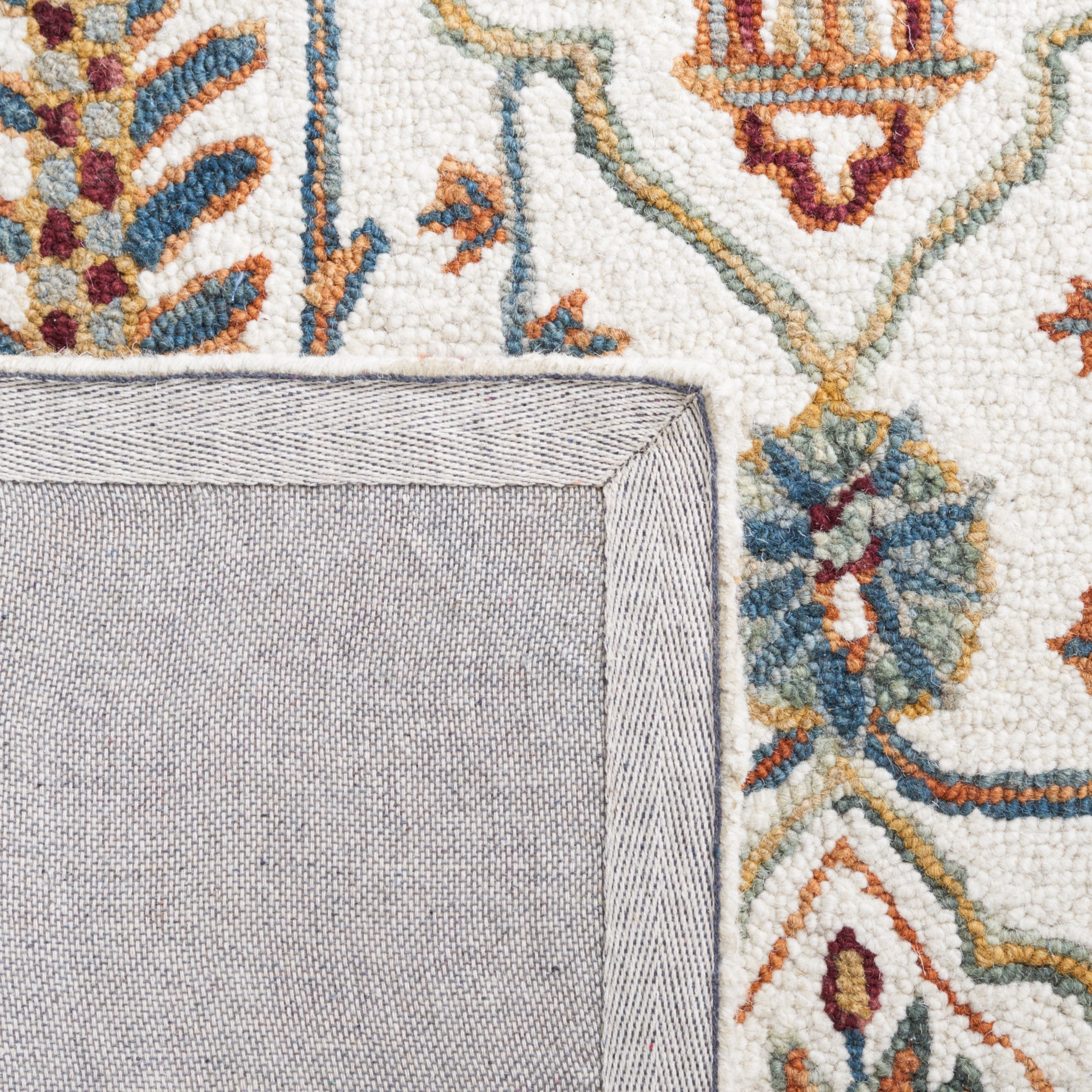 SAFAVIEH Handmade Heritage Snjolaug Floral Wool Rug