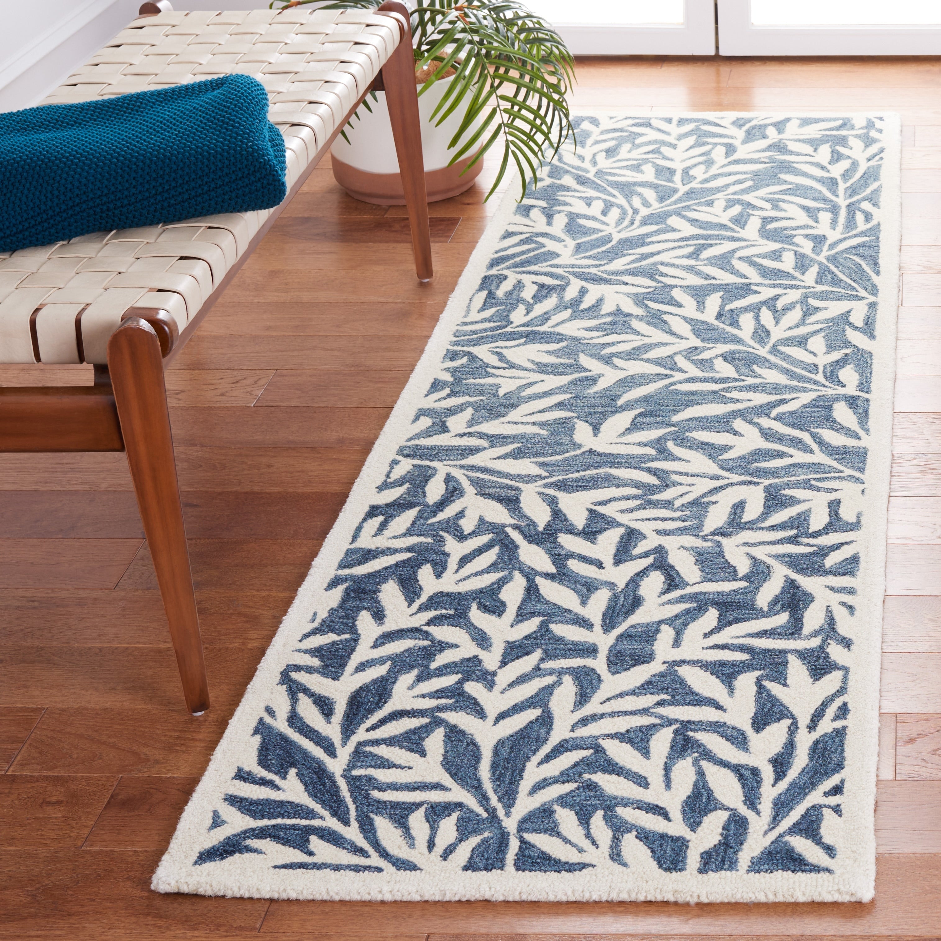 SAFAVIEH Handmade Jardin Mariegret Wool Rug