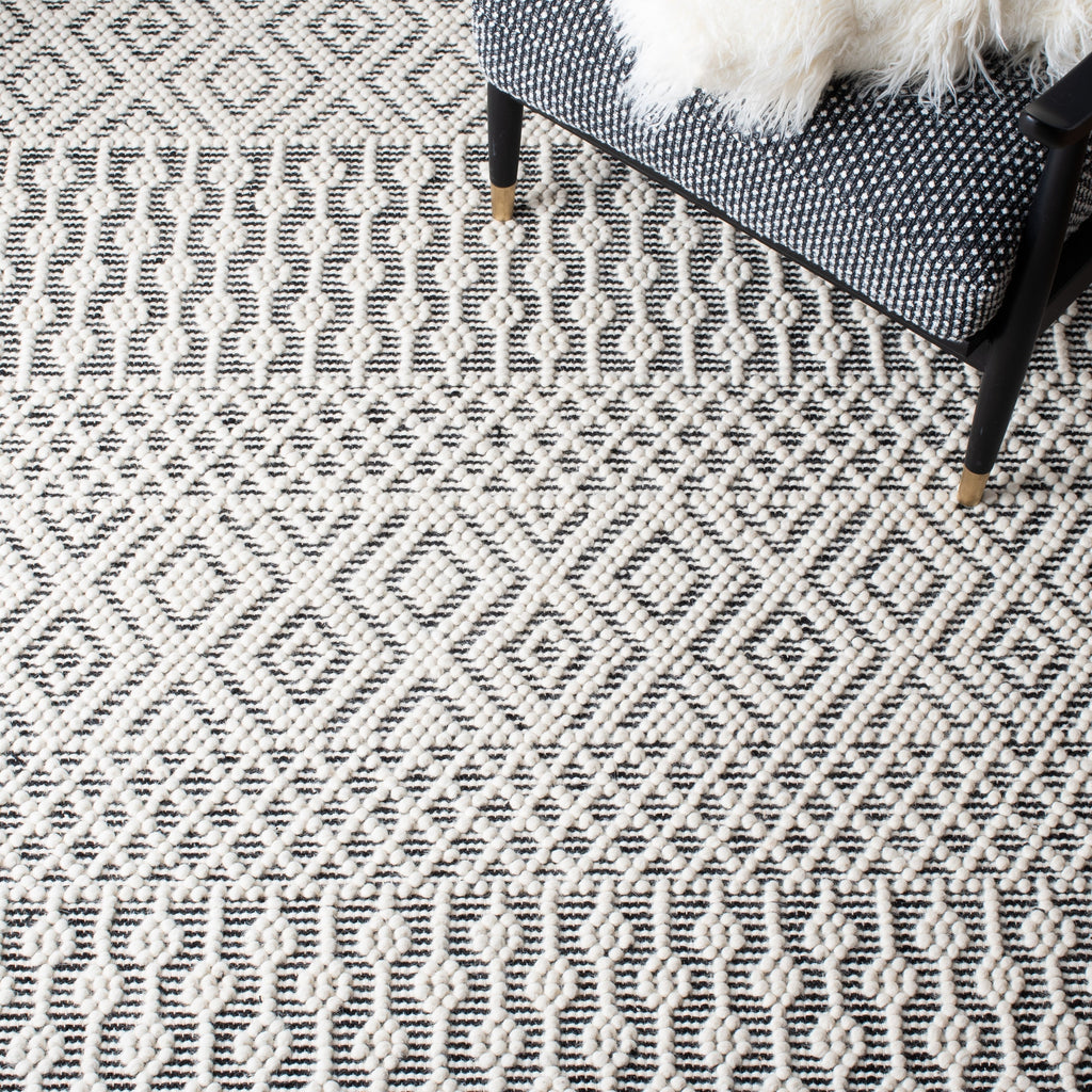 SAFAVIEH Handmade Natura Estel Wool Fringe Rug