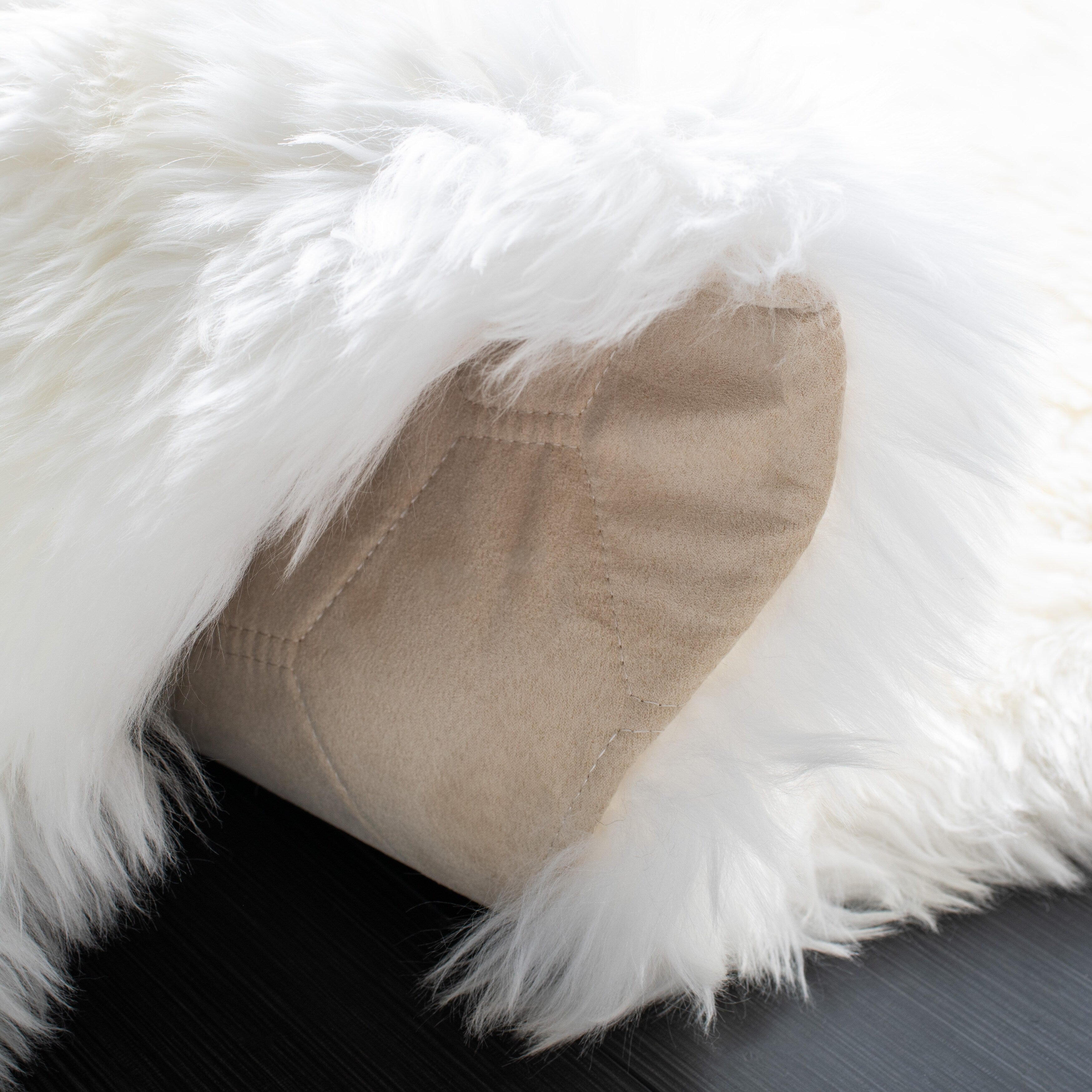 SAFAVIEH Handmade Sheepskin Brittnie Genuine Pelt Rug