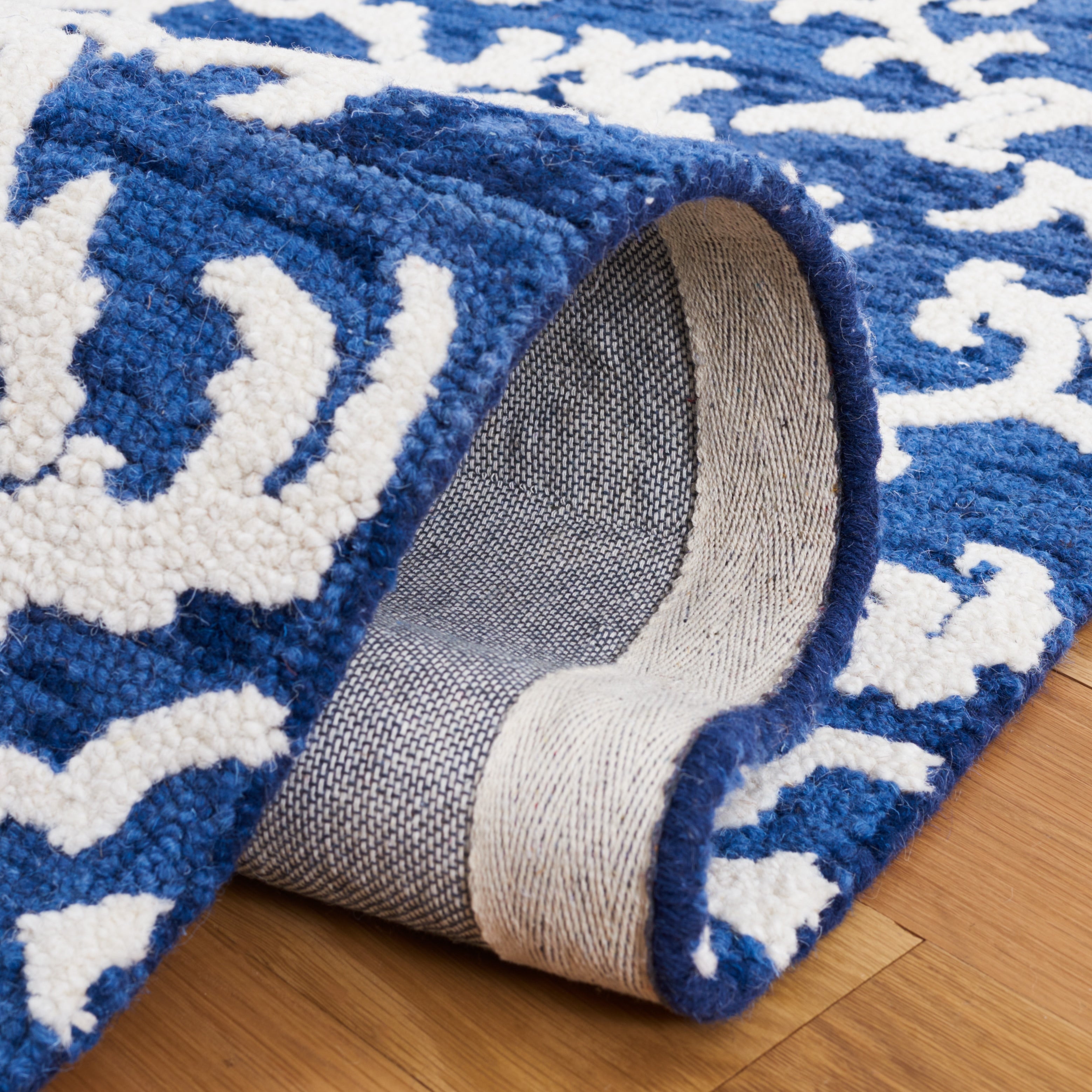 SAFAVIEH, Handmade Blossom Vesela Modern Floral Wool Rug