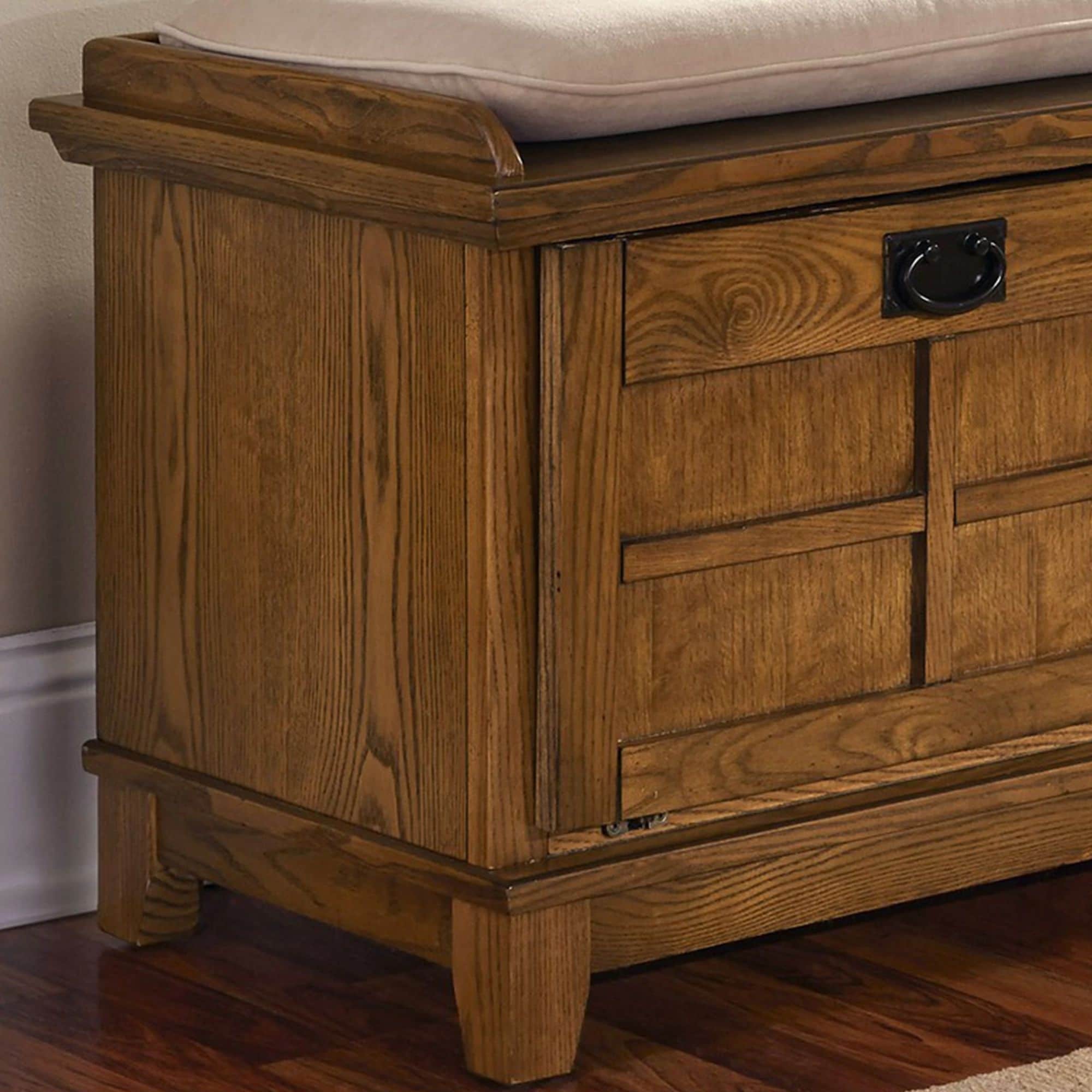 Le banc de rangement rembourré en vieille pierre de la grange grise