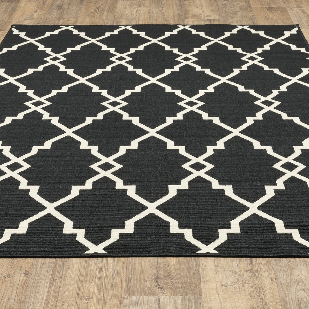 Vista Home Malta Lattice Black/ Off-White Indoor Outdoor Area Rug.