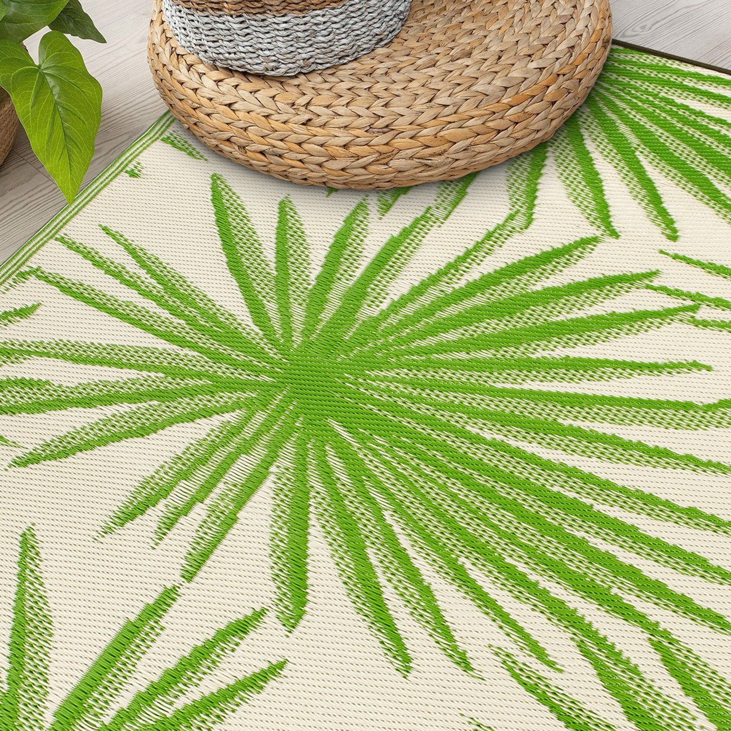 World Rug Gallery Floral Tropical Reversible Recycled Plastic Outdoor Rugs